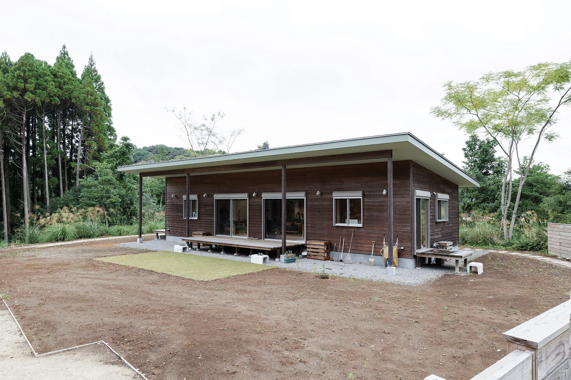 モダンなミニマリストのカントリーハウス